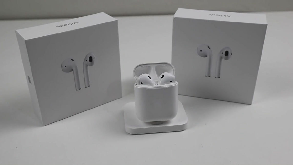 Appleのワイヤレスイヤホン「AirPods」をユーザーが自分の手で分解