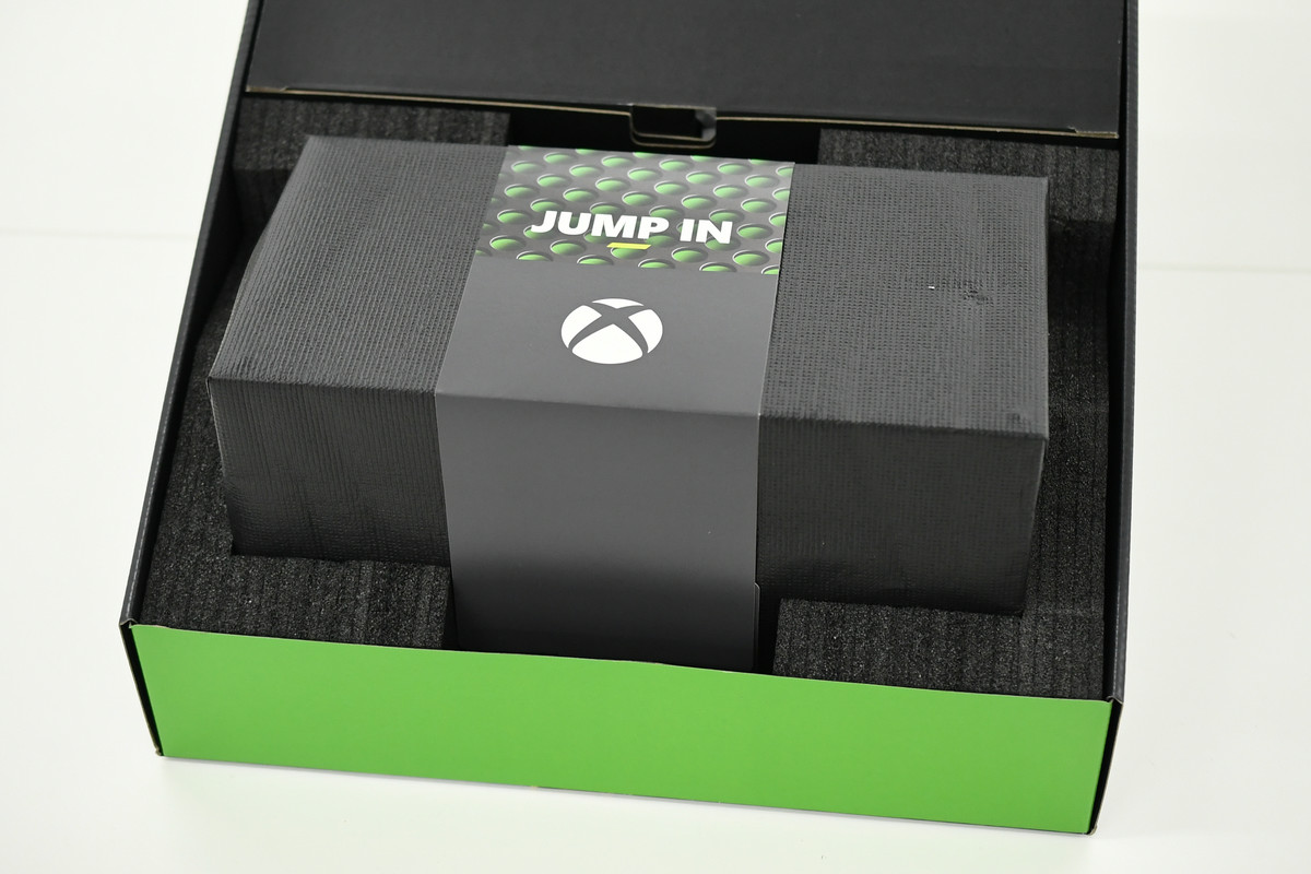 Microsoftの次世代機「Xbox Series X」開封の儀、4K・120FPSを可能にする黒い直方体をじっくり観察してみた