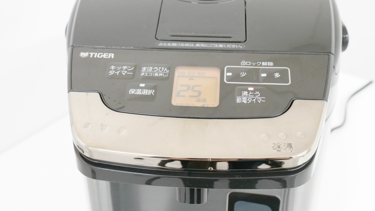 I tried using Tiger's electric kettle 'steamless VE electric thermos  PIG-J300 type' that does not emit steam at all and can pour hot water  anywhere. - GIGAZINE