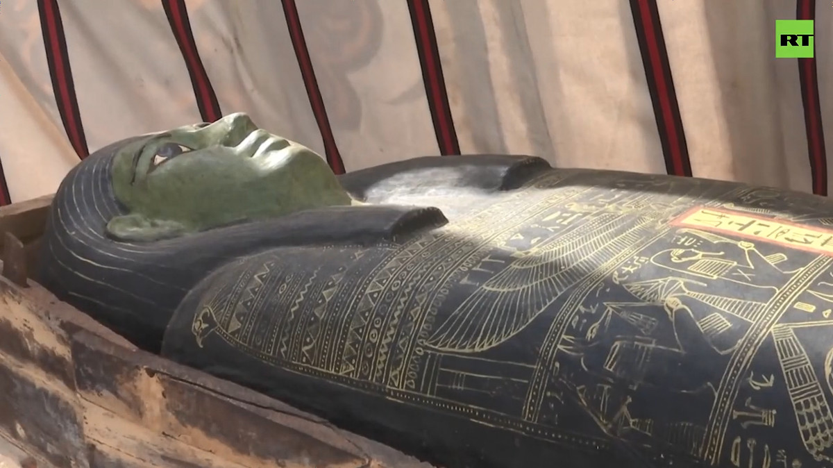 エジプトで3000年以上前に埋葬された全長4メートルの 死者の書 を含む50以上の棺と大量の埋葬品が発掘される Gigazine