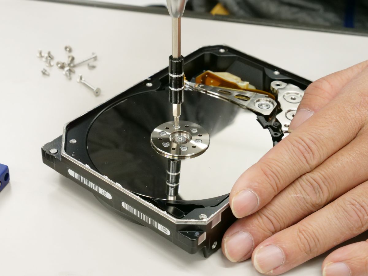 I was curious about the contents of the helium-filled HDD, so I actually  disassembled it into pieces. - GIGAZINE