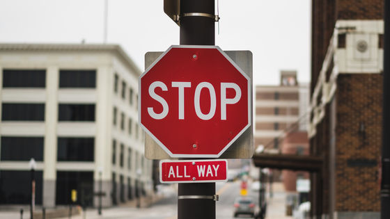 誰も止まらない一時停止の標識を映す配信 Stopsigncam が人気を集める Gigazine