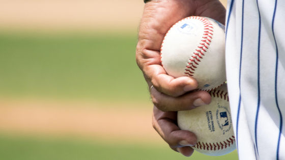 メジャーリーグで流行中の ボールに粘着物をくっつけて回転数を上げる 裏技を実験で検証 打ちにくい球を投げられるようになるのか Gigazine