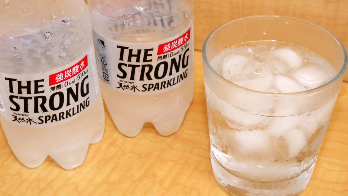 喉の奥まで爽快な刺激を楽しめる強炭酸水「THE STRONG 天然水スパークリング」を「サントリー 天然水 スパークリング」と飲み比べてみた -  GIGAZINE