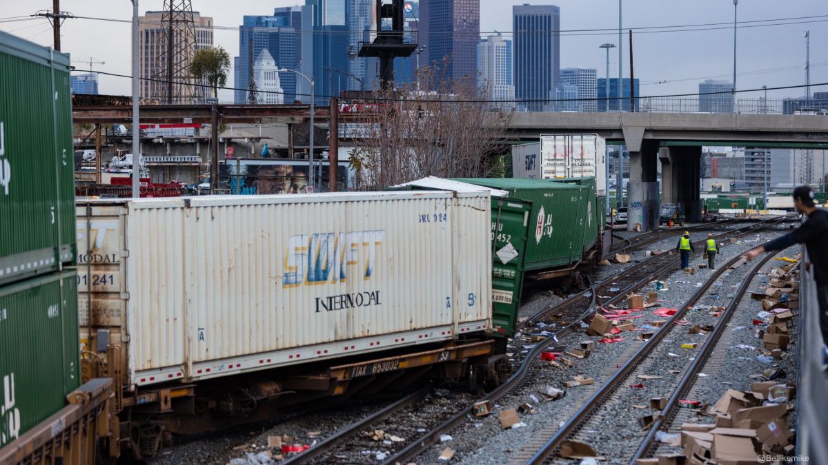 走行中の貨物列車をターゲットにした 列車強盗 がアメリカで急増 強盗がまき散らした段ボール箱による脱線事故も発生 Gigazine