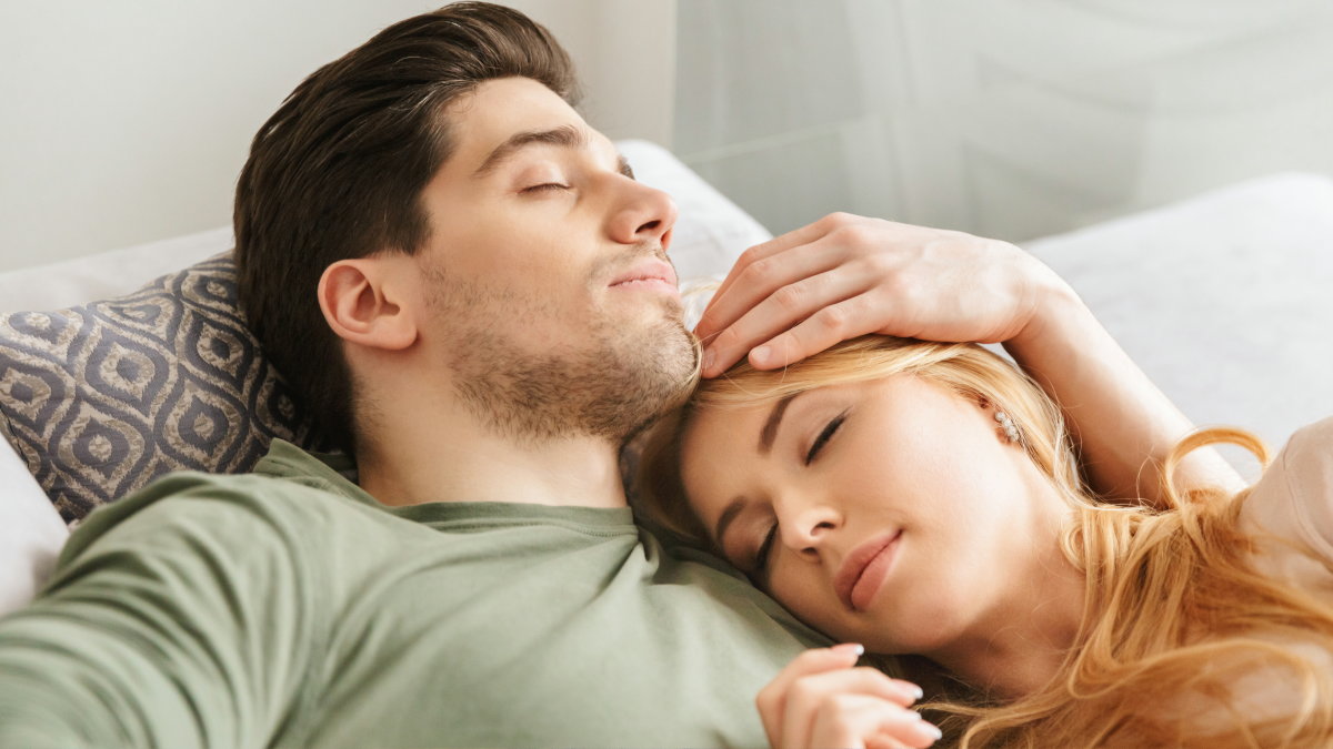 パートナーと同じベッドで寝る人は 睡眠時間が長い ストレスが少ない などのメリットを報告している Gigazine