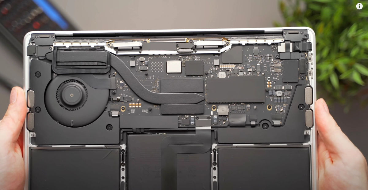 It is pointed out that the 256GB model of MacBook Air with M2 is