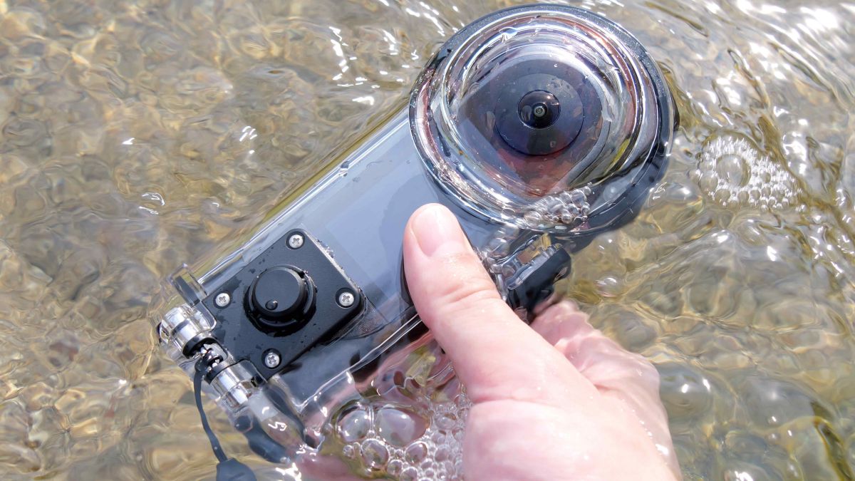 360度カメラ「RICOH THETA X」を防水ケースにセットして水中撮影