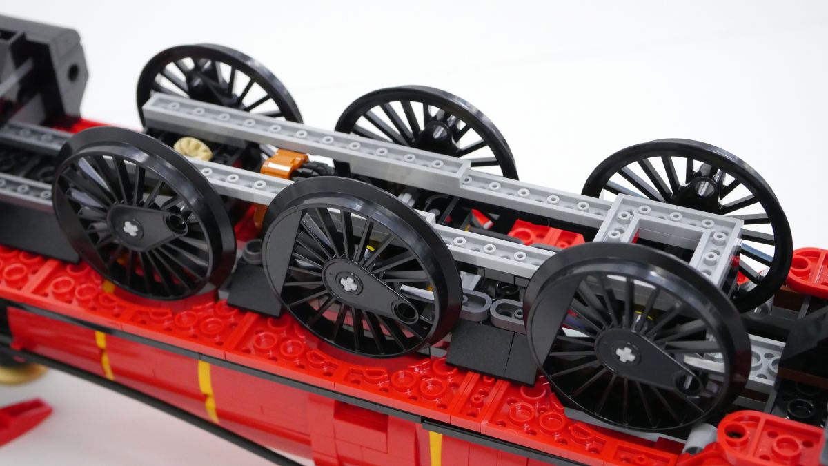レゴ ブロックでハリポタの「ホグワーツ特急」を完全再現できる「ホグワーツ特急 コレクターズエディション」で車輪付きの機関車を組み立ててみた