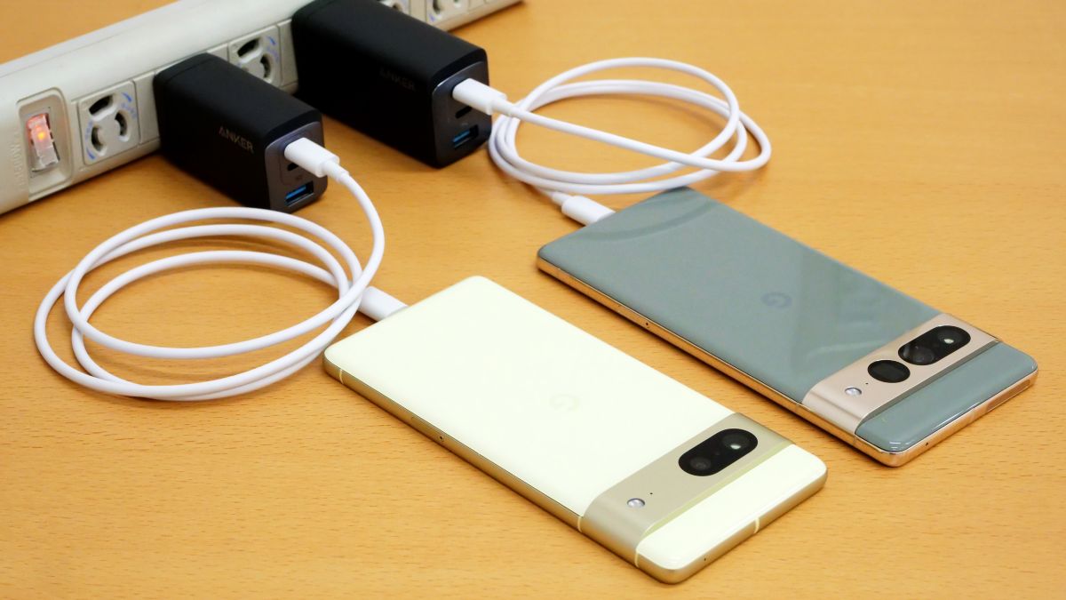 How to Charge a Google Pixel 7 and 7 Pro Android Smartphone. 