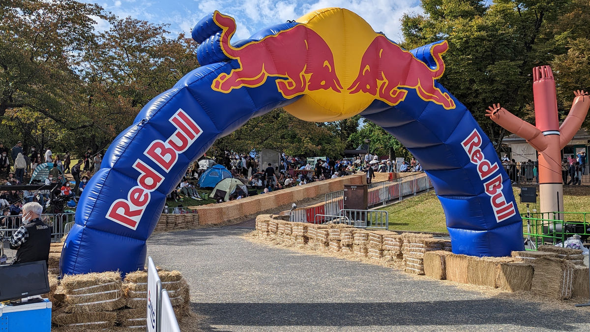 重力と人力だけで進む手作りカートのレース「Red Bull Box Cart Race Osaka 2022」が3年ぶりに日本で開催されたので見てきたよレポート、会場はこんな感じ  - GIGAZINE