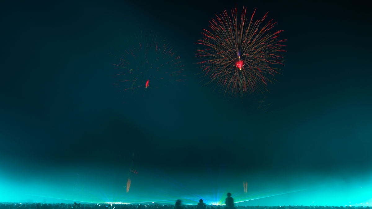 間近で上がる花火 万博記念公園で行われた花火ショー 万博夜空がアートになる日 を見てきました Gigazine