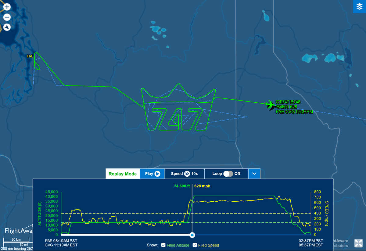 生産終了のボーイング747が最後のデリバリーフライトで空に「747」を