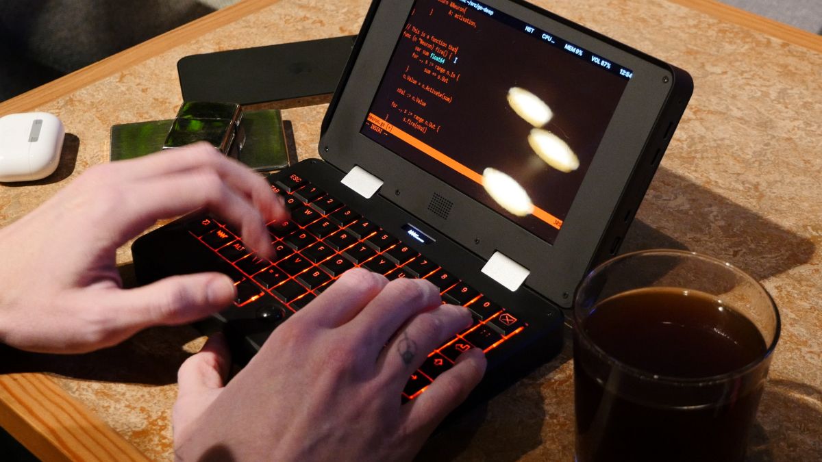 オープンソースで改造し放題なトラックボール搭載小型PC「Pocket