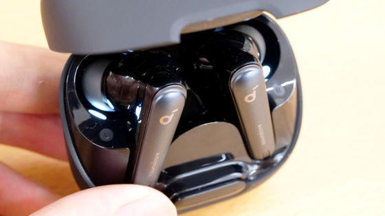 Anker Soundcore Liverty 4 NCのケース内部は発光する