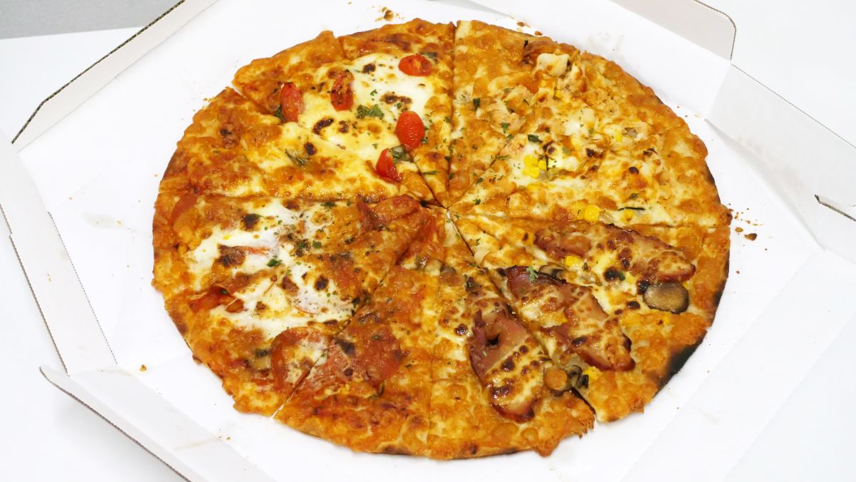 Taste review of the pizza restaurant ``Red Snow Crab Gourmet Quarter''  where you can enjoy 4 types of pizza, including ``Luxury Pizza with Red  Snow Crab and Lobster Sauce'', which has a