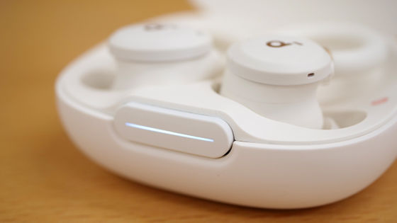 Pairing the earphones with your smartphone