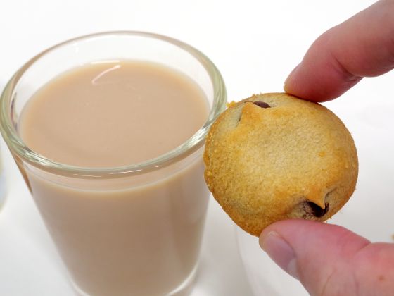 「飲むカントリーマアム バニラ」の色をカントリーマアムのバニラ味と比較
