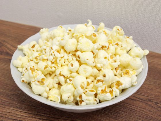 マイクポップコーン ふんわりはちみつバター味を皿に盛る