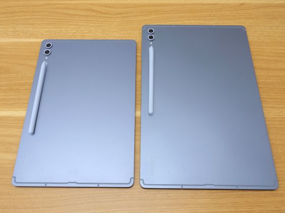 Size comparison between the Galaxy Tab S10+ and the Galaxy Tab S10 Ultra, part 1
