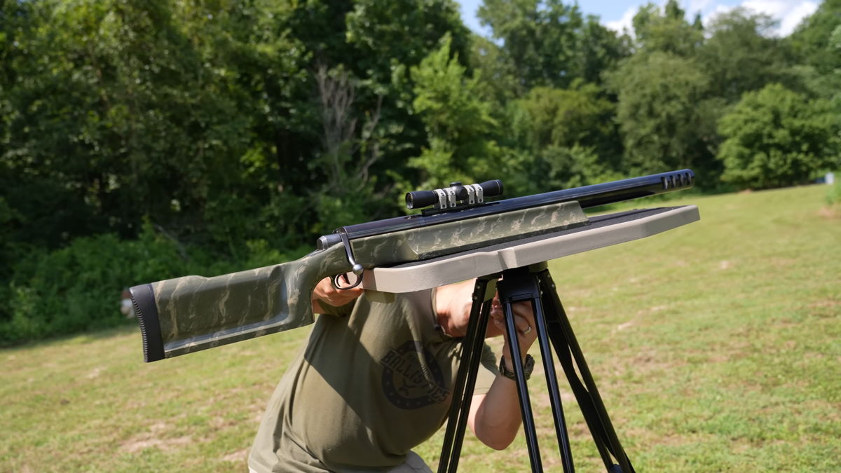 世界に3丁しかない20kg超の特大ライフルで「巨大マズルフラッシュ」が