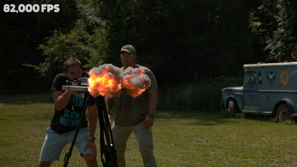 世界に3丁しかない20kg超の特大ライフルで「巨大マズルフラッシュ」が