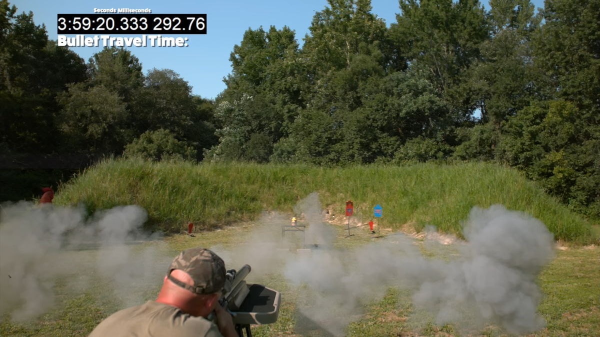 世界に3丁しかない20kg超の特大ライフルで「巨大マズルフラッシュ」が