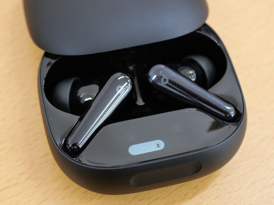 Ankerのワイヤレスイヤホン・Soundcore Liberty 4 Proの充電用ケースをオープン、ディスプレイが点灯
