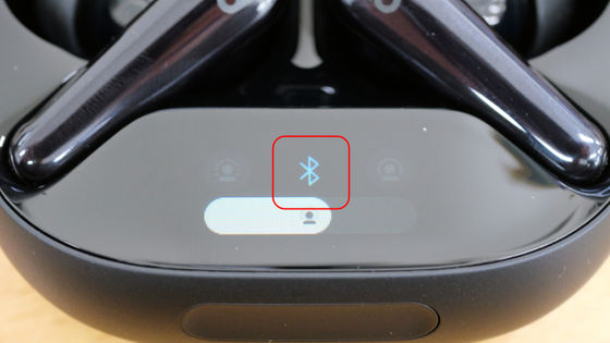 Ankerのワイヤレスイヤホン・Soundcore Liberty 4 Proのペアリング中はケースのディスプレイのBluetoothマークが点滅