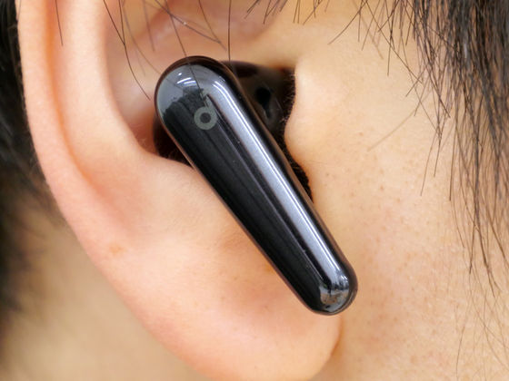 Ankerのワイヤレスイヤホン・Soundcore Liberty 4 Proを右耳に装着