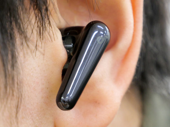 Ankerのワイヤレスイヤホン・Soundcore Liberty 4 Proを左耳に装着