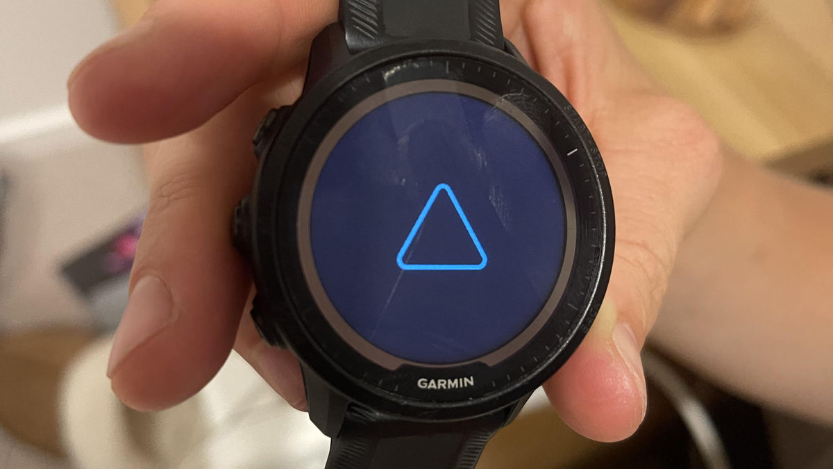 Garminのスマートウォッチで青い三角形が表示されてクラッシュする問題が発生中