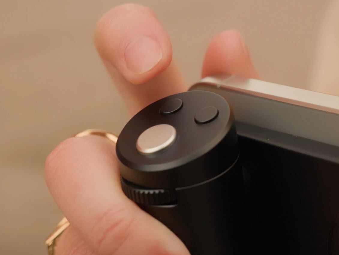 ライカから約5万円のiPhone用カメラグリップ「Leica LUXグリップ ライカから約5万円のiPhone用カメラグリップ「Leica LUXグリップ