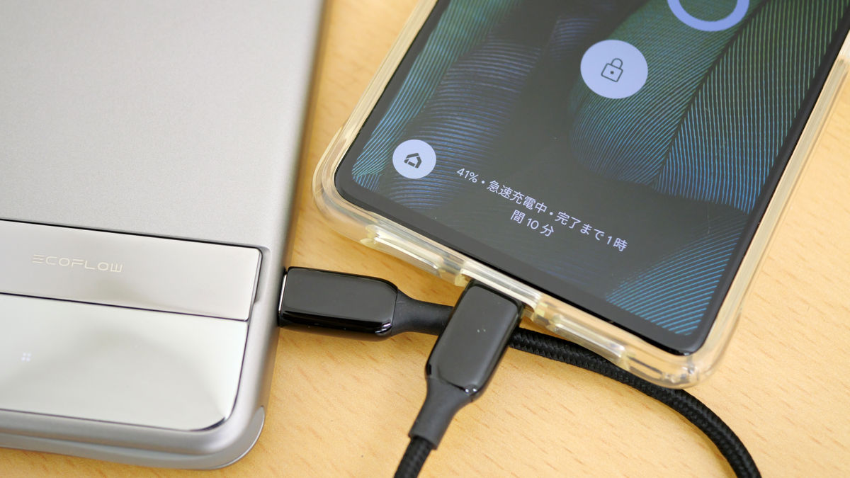 ワイヤレス充電&USB Type-Cケーブル内蔵でケーブル要らずな ワイヤレス充電&USB Type-Cケーブル内蔵でケーブル要らずな
