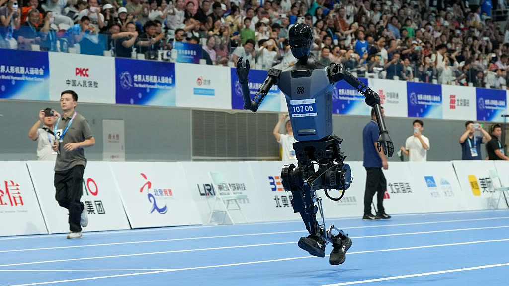 GIGAZINE（ギガジン）のニュース記事「中国で人型ロボットのスポーツ大会が開催され「100m走」「5対5のロボットサッカー」などが実施される、100m走の大記録も出て今後の進歩に期待大」の画像
