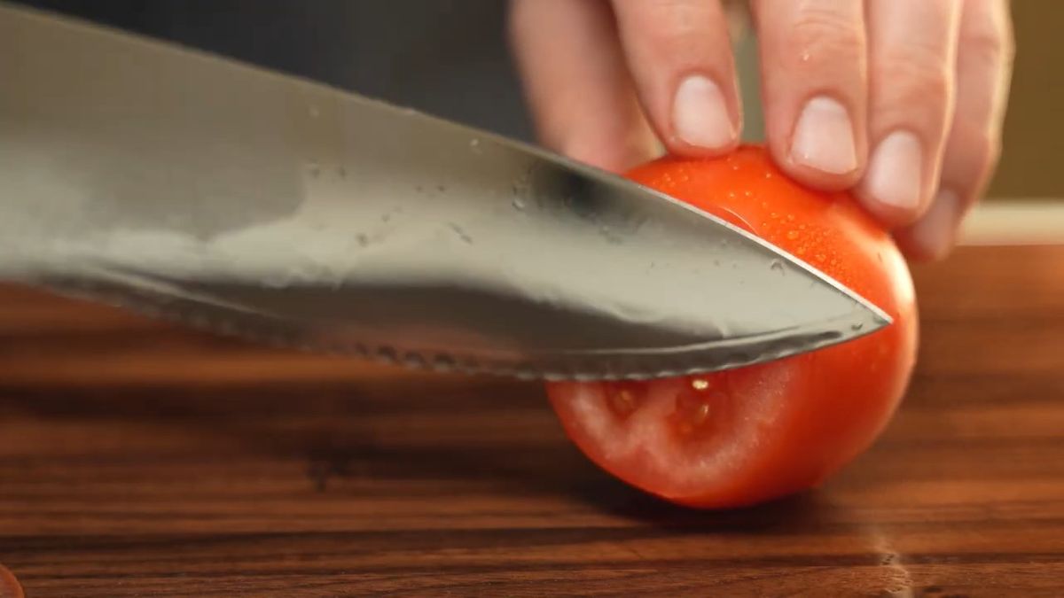 超音波のパワーで食材をスイスイ切れる「超音波包丁」が登場、実際に切っている様子を見せる動画も