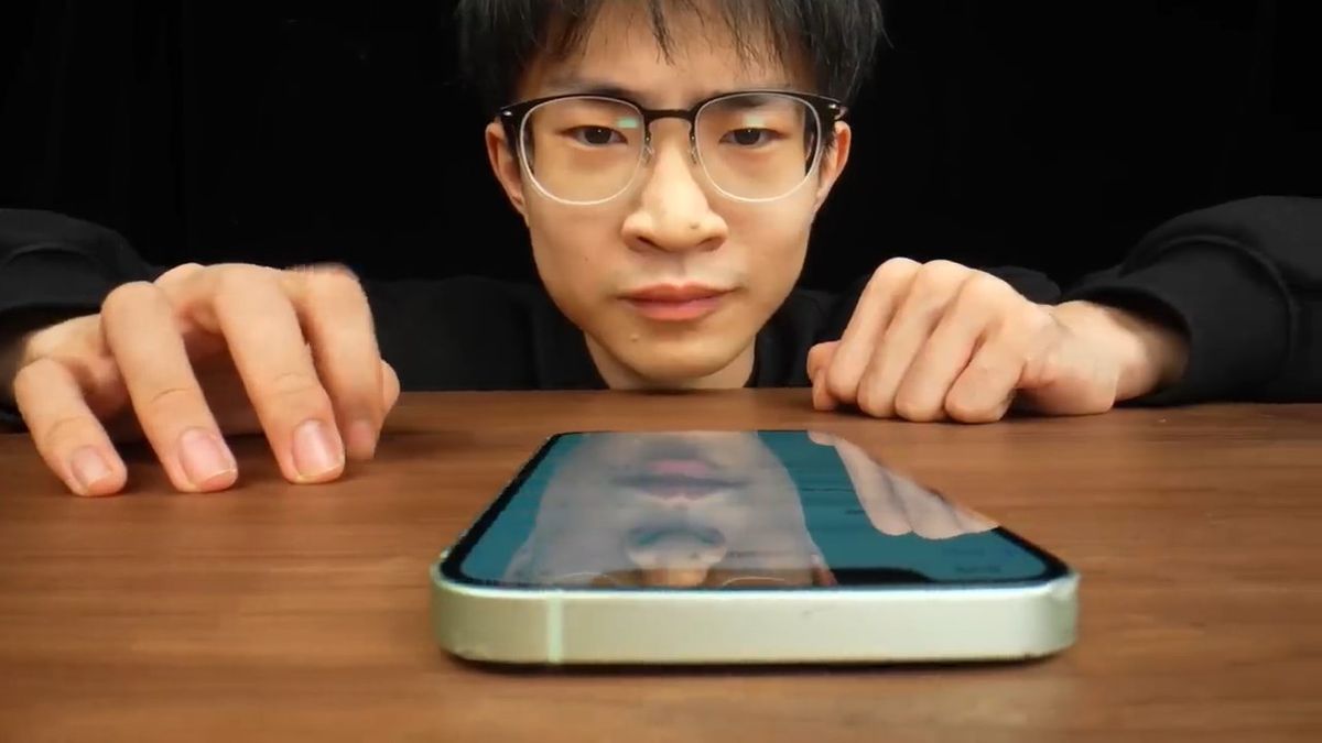 「急速充電はスマホのバッテリーを消耗させるのか？」という疑問の答えを知るため実際にテストしたYouTuberが登場