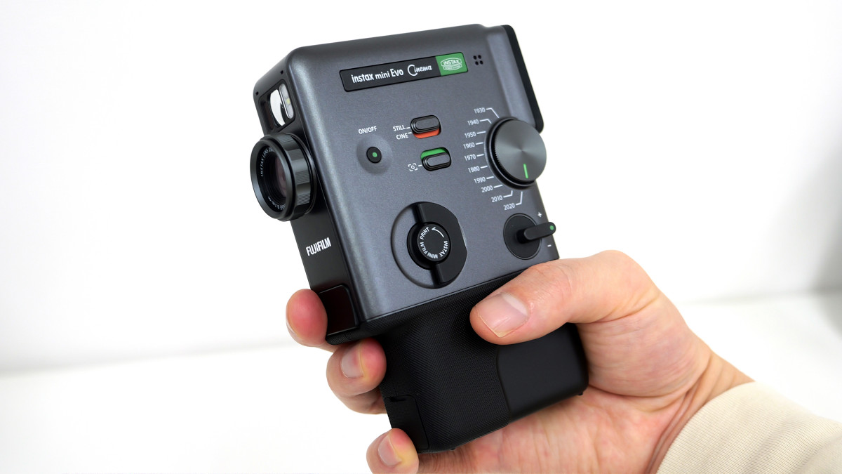 動画も撮影できるチェキ「instax mini Evo Cinema」の見た目はこんな感じ - GIGAZINE