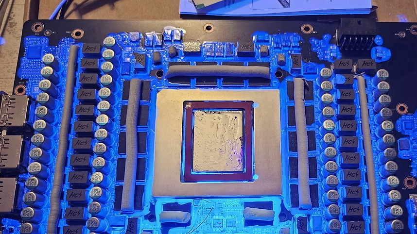 NVIDIAが課したGeForce RTX 5090の性能制限を突破する改造方法とは？