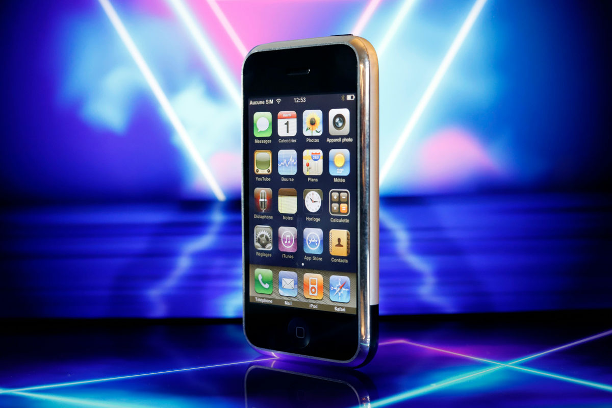 iPhoneが出生率低下に関係していると全米経済研究所「NBER」が発表、人々がスマホにのめり込んで
