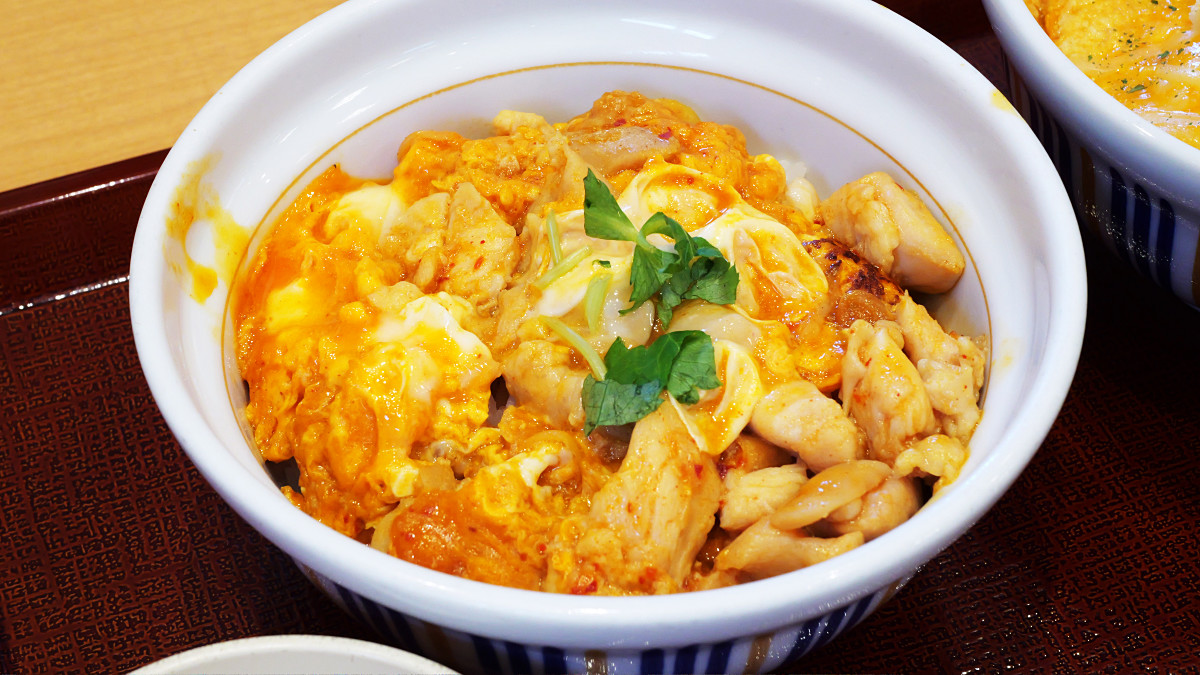 なか卯の旨辛親子丼「赤の親子丼」全3種を食べ比べてみた、辛いだけじゃない旨辛ダレが魅力的