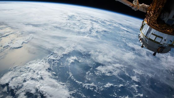 SpaceXは2027年末までに地球の軌道上に最大100万基のAIデータセンター衛星を展開するべくロ